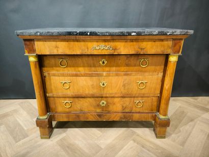 Commode en acajou et placage d'acajou, ouvrant...