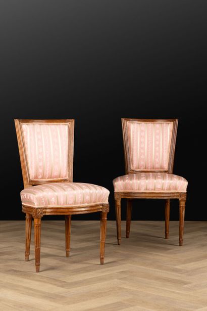 Paire de chaises en bois naturel mouluré...