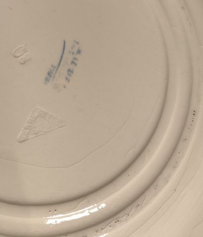 GIEN. Suite de 4 assiettes en faïence fine...