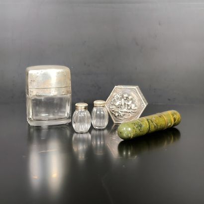 Lot : 
- Flacon de toilette en cristal monté...