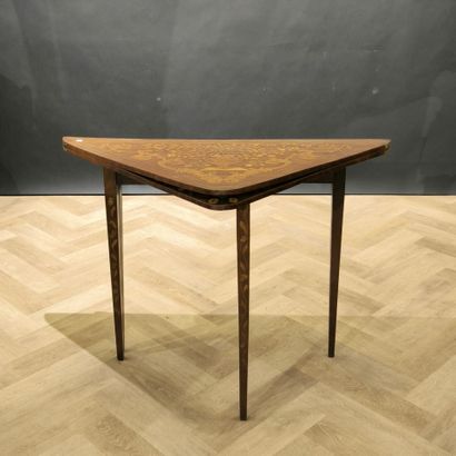 Table à jeu formant console en bois de placage...