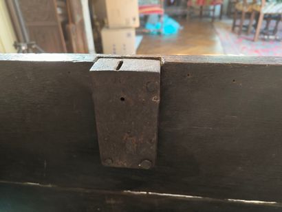 Petit coffre en chêne sculpté sur trois panneaux...