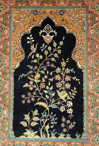 IRAN? Petit tapis de soie, décor d'un arbre,...