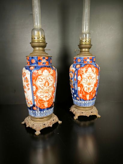 JAPON - Imari. Paire de vases en porcelaine,...
