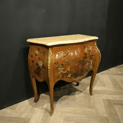 Petite commode sauteuse en bois laqué capucine,...