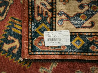 Tapis d'Orient, fond brique, décor géométrique....