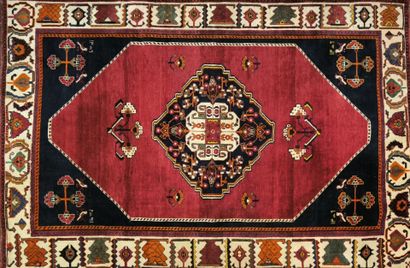 ORIENT. Tapis à médaillon, à fond rouge et...