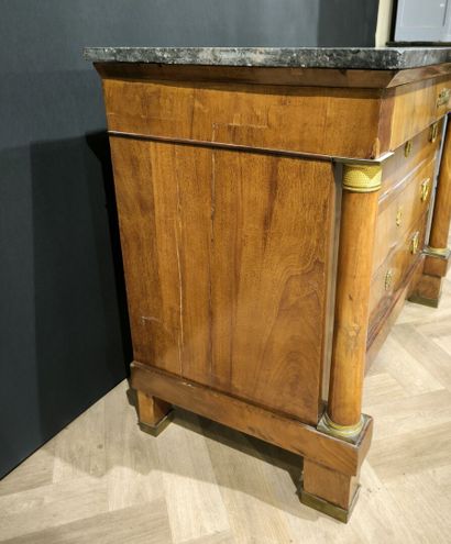 Commode en acajou et placage d'acajou, ouvrant...