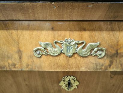 Commode en acajou et placage d'acajou, ouvrant...