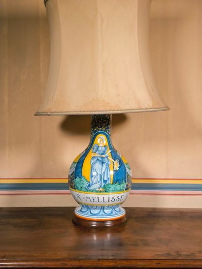 Vase en majolique, décor polychrome: Judith...