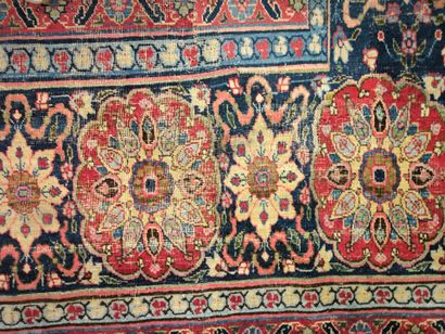 Important tapis d'Iran à médaillon, fond...