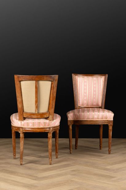 Paire de chaises en bois naturel mouluré...