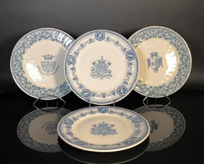 GIEN. Suite de 4 assiettes en faïence fine...