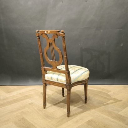 Chaise en bois naturel mouluré et sculpté,...