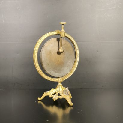 Gong de table en bronze et métal, à décor...