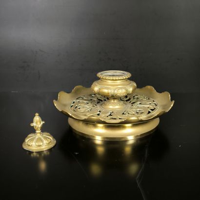 Brûle-parfum en bronze à décor de chimères,...