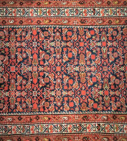 ORIENT. Tapis de galerie à fond rouge. (petites...