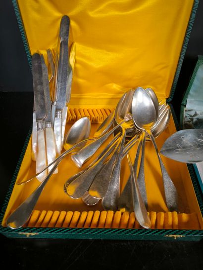 Ensemble de couverts en argent: 9 cuillers...