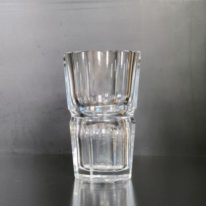 BACCARAT. Vase en cristal taillé à pans....