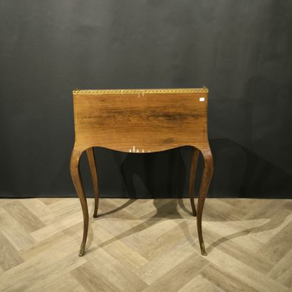 Petit bureau de pente en bois de placage...