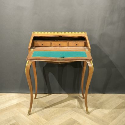 Petit bureau de pente en bois de placage...