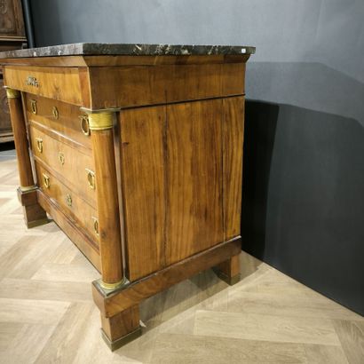 Commode en acajou et placage d'acajou, ouvrant...