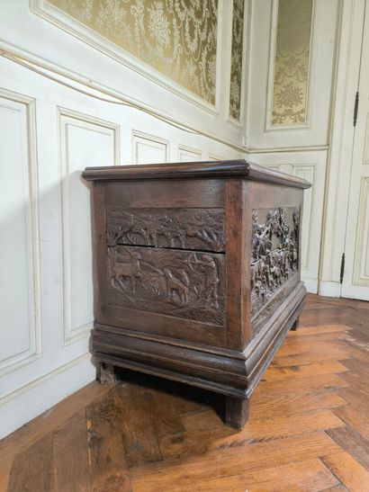 Petit coffre en chêne sculpté sur trois panneaux...