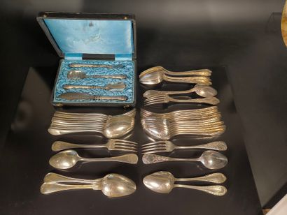 Ensemble en métal argenté: 12 couverts modèle...