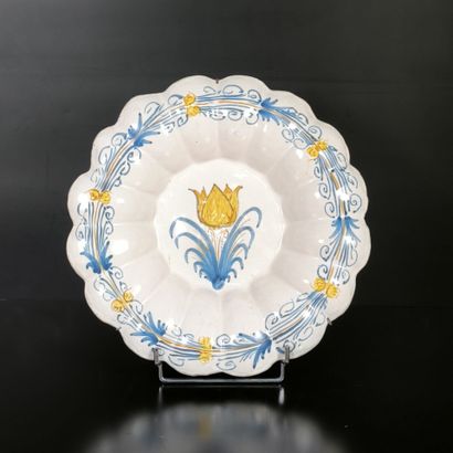 NEVERS XVIIème siècle. Plat rond sur talon...