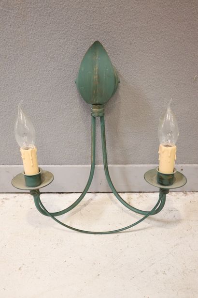 Lot : un lustre en métal peint vert à 6 lumières...