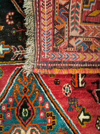 ORIENT. Tapis à fond rouge et marine. 175...