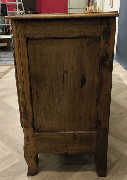 Grand buffet bressan en bois naturel sculpté...
