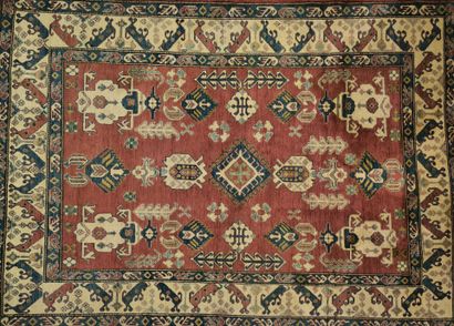 Tapis d'Orient, fond brique, décor géométrique....