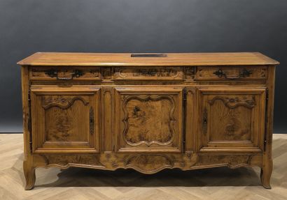 Grand buffet bressan en bois naturel sculpté...