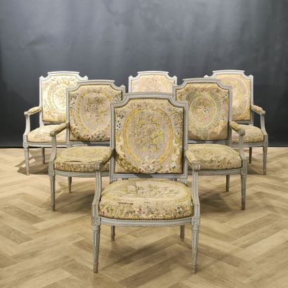 Mobilier de salon en bois peint gris, époque...