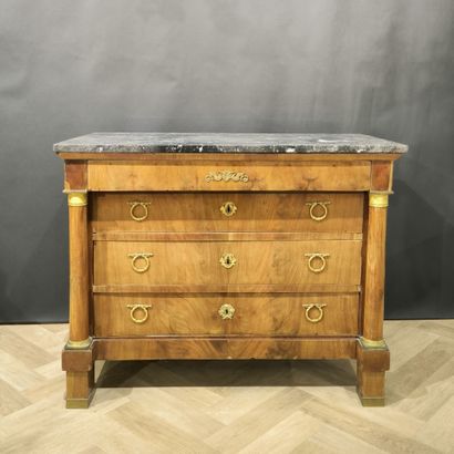 Commode en acajou et placage d'acajou, ouvrant...