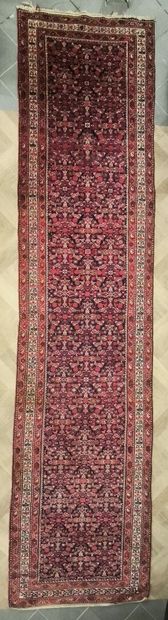 ORIENT. Tapis de galerie à fond rouge. (petites...