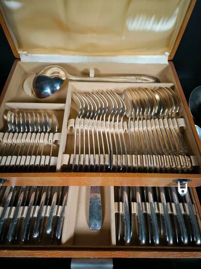 Ménagère de couverts en métal argenté époque...
