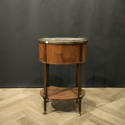 Petite table de chevet en acajou et placage...