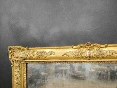 Grand miroir rectangulaire en bois et stuc...