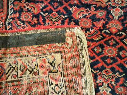 ORIENT. Tapis de galerie à fond rouge. (petites...