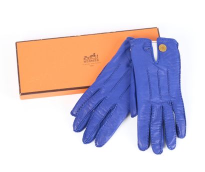 HERMES. Pair of gloves in purple lambskin,...
