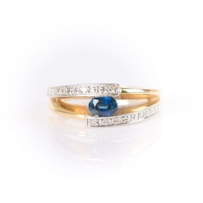 Two-tone gold ring (750‰), set with an oval...