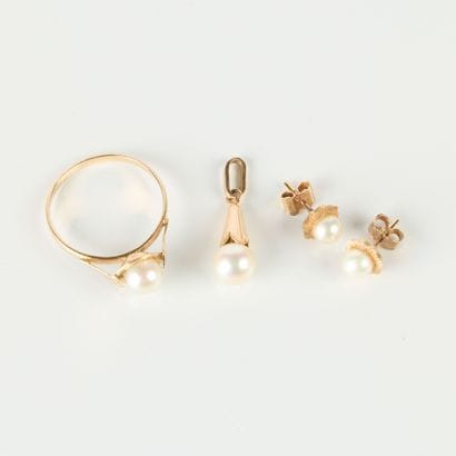 Gold jewelry set with cultured pearls: ring,...