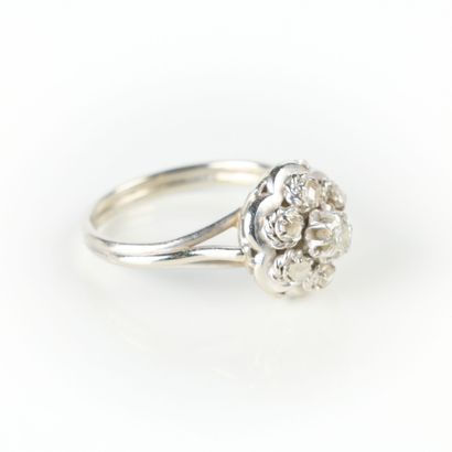 Platinum (850‰) daisy ring set with a round...