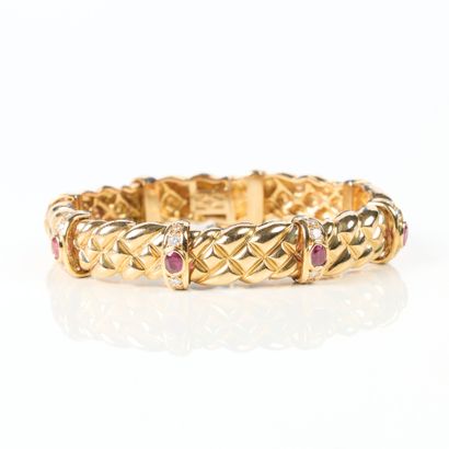 Rigid articulated gold bracelet with quilted...