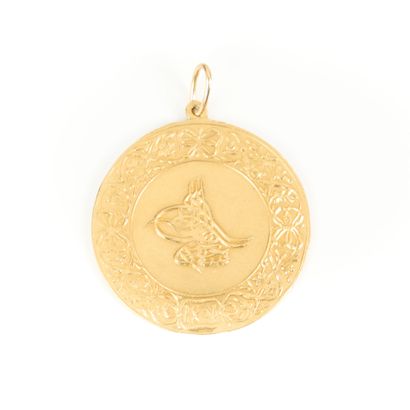Important gold medal, decorated with inscriptions...