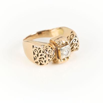 Two-tone gold (750‰) tank ring set with an...