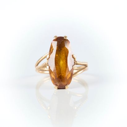 Asymmetrical ring in gold (750‰) set with...
