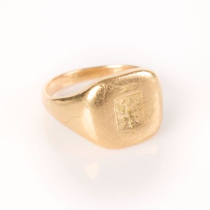 Chevalière in gold (750‰), engraved coat...